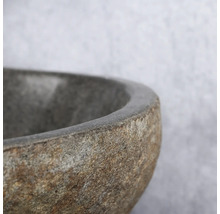 Detaljvy av ett tvättställ av sten