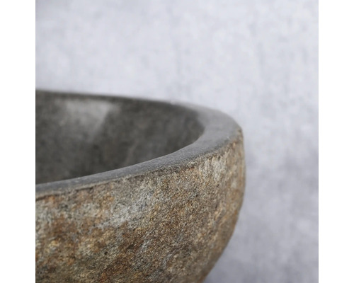 Detaljvy av ett tvättställ av sten