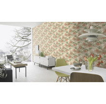 Vardagsrum med mönstrad tapet, matbord och stolar.