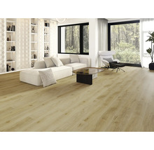 Ljust vardagsrum med golv i trälook, soffa, fåtölj och bokhylla.