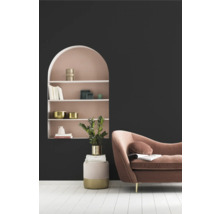 Vardagsrum med hylla, dekorationer och soffa