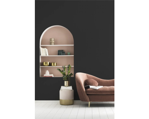 Vardagsrum med hylla, dekorationer och soffa