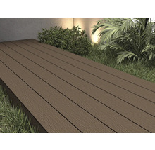 Trall av träkomposit utomhus