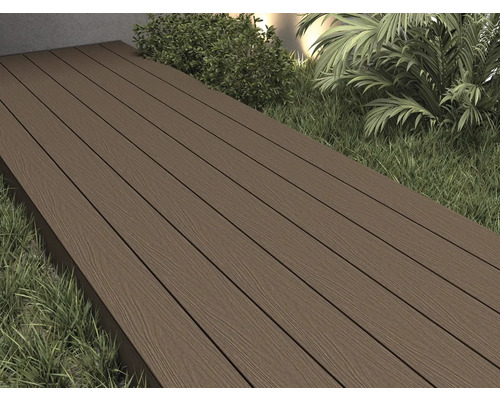 Terrass av plankor med trämönster mellan växter