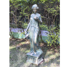 Kvinnostatyn med kanna och skål som trädgårdsdekoration