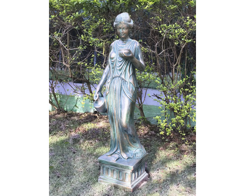 Kvinnostatyn med kanna och skål som trädgårdsdekoration