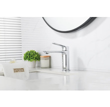 Modernt badrum med tvättställsblandare och dekorativa element