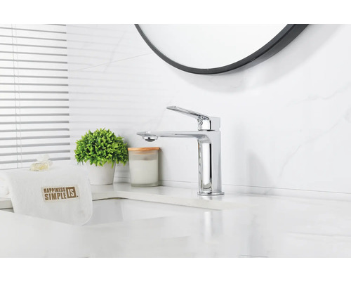 Modernt badrum med tvättställsblandare och dekorativa element