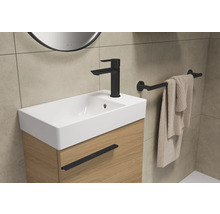 Badrumstvättställ med armatur, handduk och handdukshållare