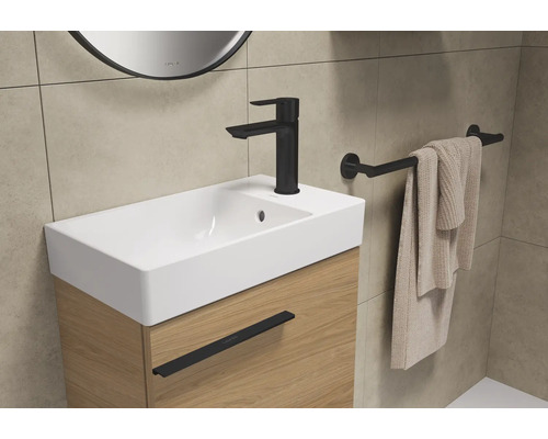 Badrumstvättställ med armatur, handduk och handdukshållare