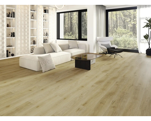 Ljust vardagsrum med träutseende golv, soffa, fåtöljer och hyllor