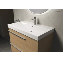 Tvättställ med underskåp och blandare i badrummet