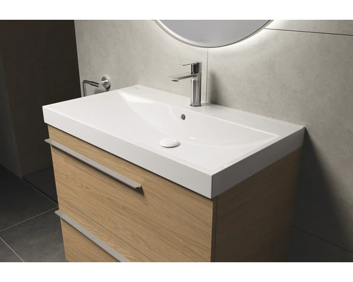 Tvättställ med underskåp och blandare i badrummet