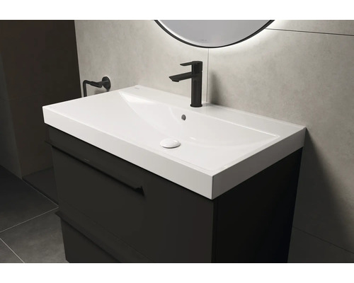 Tvättställ med underskåp och blandare i badrummet