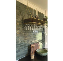 Köksscen med hängande vinställ, glas och dekorativa element