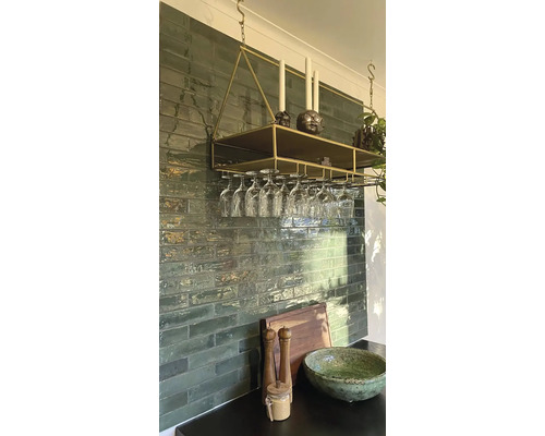 Köksscen med hängande vinställ, glas och dekorativa element