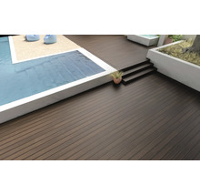 Terrass med trädäck, pool och dekoration