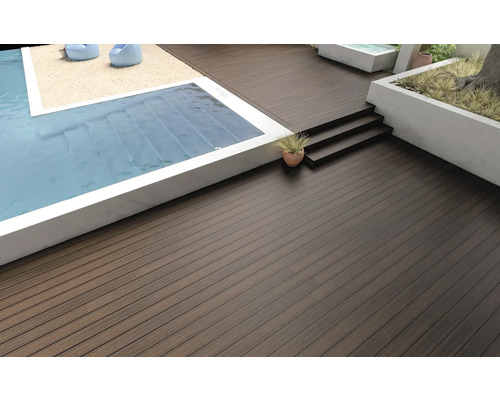 Terrass med trädäck, pool och dekoration