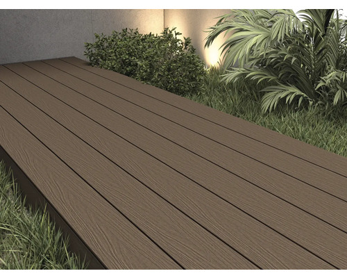 Trädäck av träkomposit utomhus