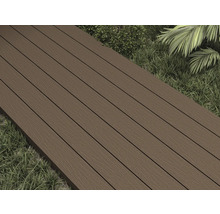 Trädäck på gräsmatta