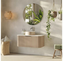 Badrum med tvättställ, spegel, hänglampa och växter