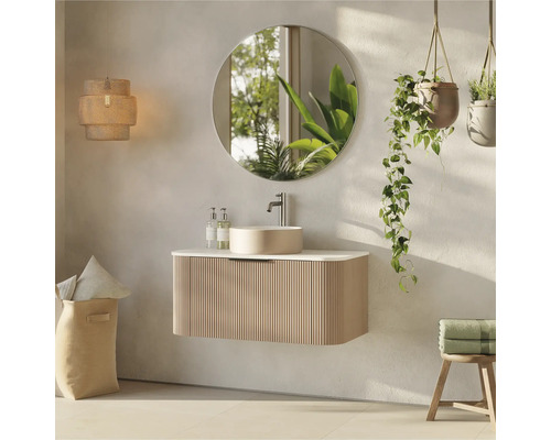 Badrum med tvättställ, spegel, hänglampa och växter