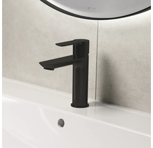 Svart tvättställsblandare på ett handfat