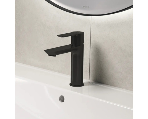 Svart tvättställsblandare på ett handfat