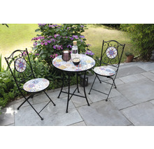 Trädgårdsmöbelgrupp med mosaikmönster på terrass