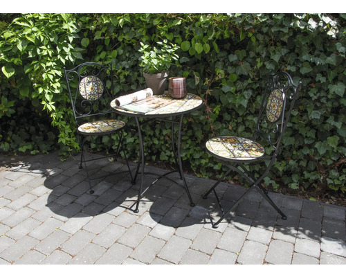 Uteplatsmöbelset med bord och två stolar med mosaikmönster