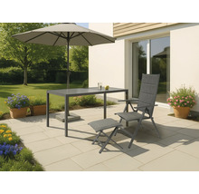 Trädgårdsscen med parasoll, bord, stol och fotpall på en terrass