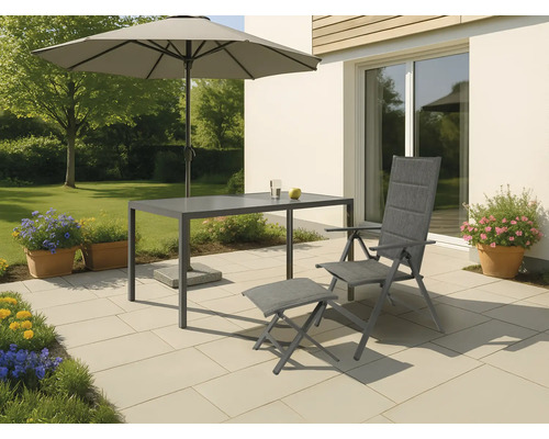 Trädgårdsscen med parasoll, bord, stol och fotpall på en terrass