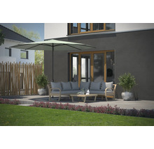 Terrass med parasoll, trämöbler, bambustaket och blomkrukor