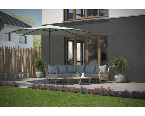 Terrass med parasoll, trämöbler, bambustaket och blomkrukor