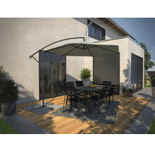 Terrass med parasoll, bord och stolar på trägolv med matta