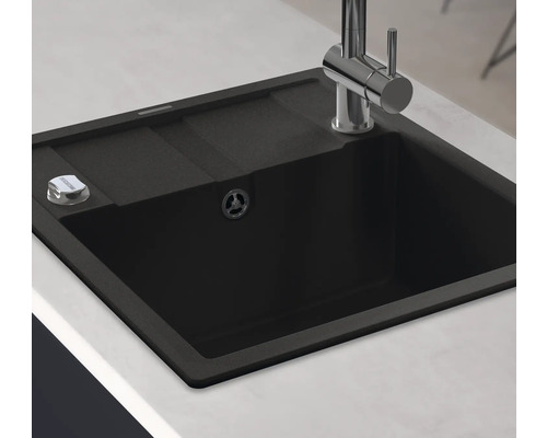 Diskho i granit med avrinningsyta och vattenkran