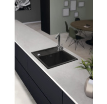 Svart diskho med blandare i ett modernt kök.