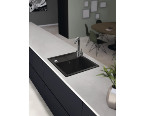 Svart diskho med blandare i ett modernt kök.