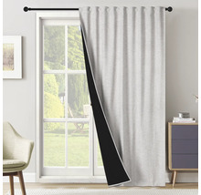 Utsikt över en grå mörkläggningsgardin framför ett fönster.