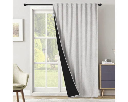 Utsikt över en grå mörkläggningsgardin framför ett fönster.