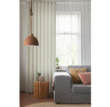 Vardagsrum med grå soffa, sidobord i trä och tyggardin