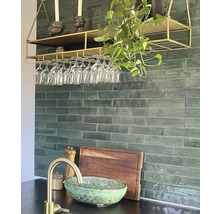 Köksscen med vägghylla, vinglas, diskho och väggplattor