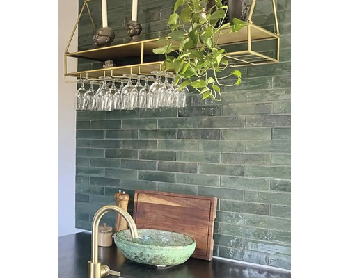 Köksscen med vägghylla, vinglas, diskho och väggplattor