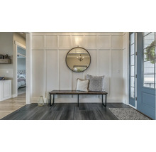 Entré med spegel, bänk och dekorativa kuddar på väggen