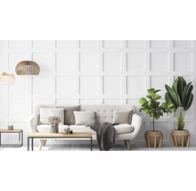 Ljust vardagsrum med soffa, bord och krukväxter