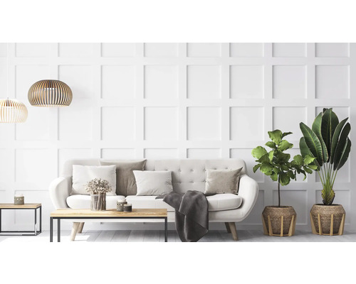 Ljust vardagsrum med soffa, bord och krukväxter