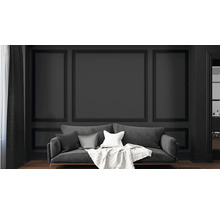 Vardagsrum med soffa, kuddar, filt och väggpaneler