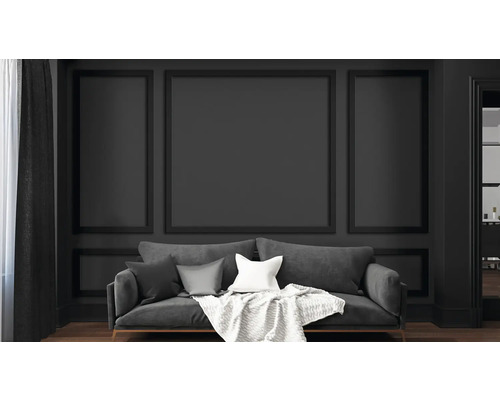 Vardagsrum med soffa, kuddar, filt och väggpaneler