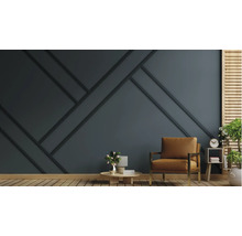 Vardagsrum med mörkblå väggpaneler, fåtölj och dekorationer