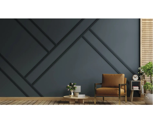 Vardagsrum med mörkblå väggpaneler, fåtölj och dekorationer